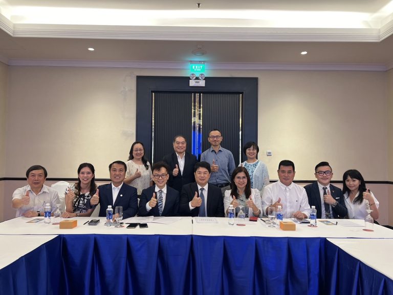 國民黨平地原住民立委黃仁、涂權吉、鄭正鈐與民眾黨立委麥玉珍等一行抵胡志明市與陽明交通大學訪問團進行座談。(圖／鄭正鈐國會辦公室)