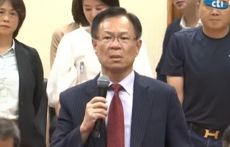 民進黨立委佔領主席台祖議事進行，民眾黨立委張啟楷深表不滿，痛批民進黨是｢薪水小偷｣。