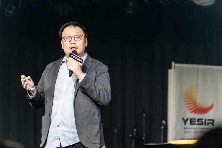 延伸行銷公關公司何濟威執行長分享後疫情時代同仁與客戶之間的革命情感，攜手小樹傳愛協會一同回饋社會。（圖/小樹傳愛協會提供）