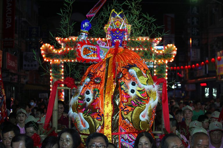 每年普渡期間用紅緞塗大士爺神像奉祀壇中，並進行普渡儀式，並於結束後火化大士爺升天。（圖/翻攝自國家文化資產網民雄大士爺）