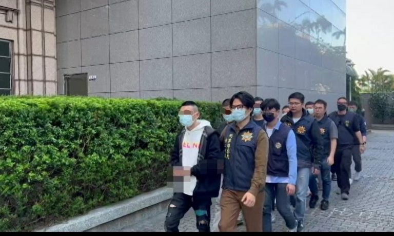 警方解送陳姓主嫌及其餘共犯。（記者 徐煜勝翻攝）