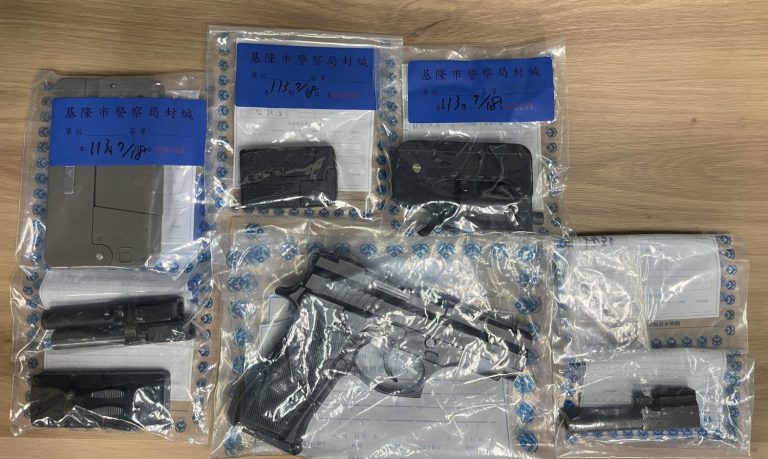 基隆市警察局刑警大隊科偵隊查獲多把改造手槍。（記者薛秀蓮翻攝)
