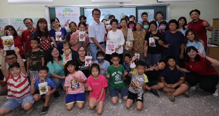 北勢國小張志全校長代表將孩子共同創作的永生花卡片送給張淑芬董事長 (台積電慈善基金會提供)