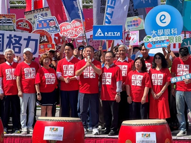 內湖分局與內科各企業大合照。（記者薛秀蓮翻攝)