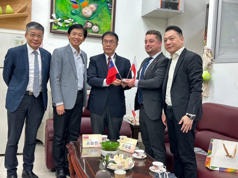 台灣波蘭商會理事長趙忠傑博士與波蘭駐台經貿首席代表吾志遠（Lucas）一同拜會台南市長黃偉哲 - 副市長葉澤山（由右至左）。（台波商會提供）