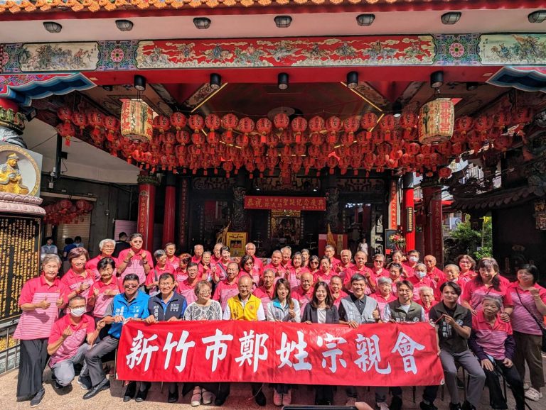 延平郡王聖誔祝壽典禮民政處長施淑婷與貴賓合影。（圖/記者林照東翻攝）