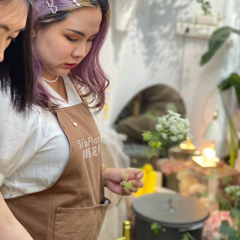 「只走花路」的主理人以堅持與熱情，在花藝界闖出了一條屬於自己的美麗之路。(圖/ 只走花路 提供)
