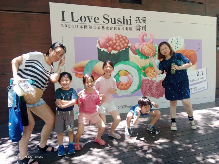 來自屏東的親子遊客群搶先進場參觀--我愛壽司，酷暑大熱天中大呼過癮。（圖/記者黃溎芬攝影）