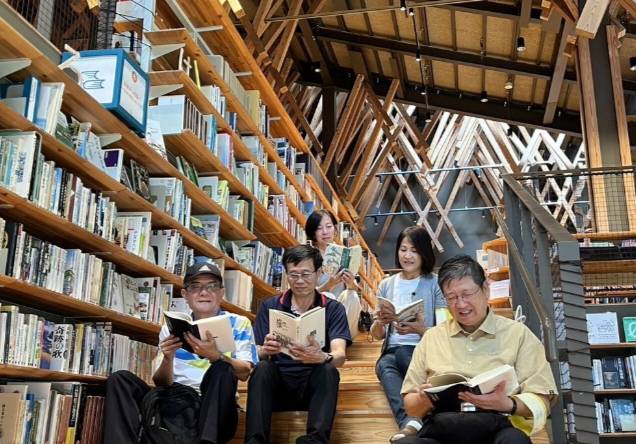新竹縣長楊文科率團赴日本最美圖書館--雲之上取經。（圖/記者黃溎芬翻攝）