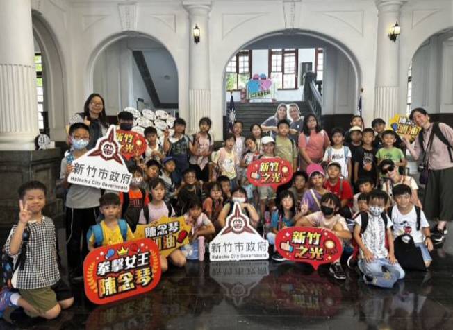奧運期間新竹市府在大廳設立集氣強，隔海幫陳念慈加油打氣。（圖/記者黃溎芬翻攝）