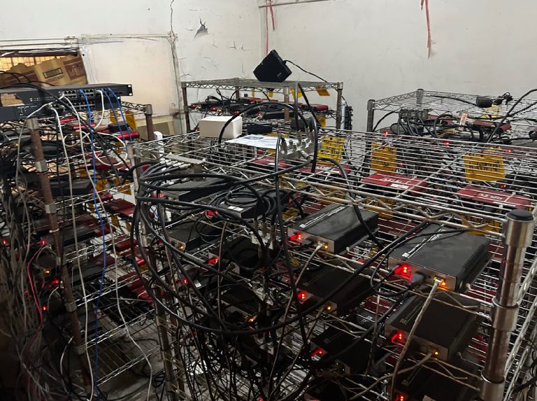 刑事局警方查獲非法盜錄機房。(記者徐煜勝翻攝)