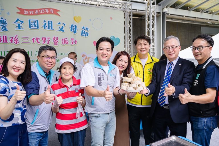 邱臣遠市長（左四）及香山區樂齡學習中心主任葉國文（右三）與長輩一同製作「祖孫水潤包」，象徵祖孫代間融合。（圖/黃溎芬攝）