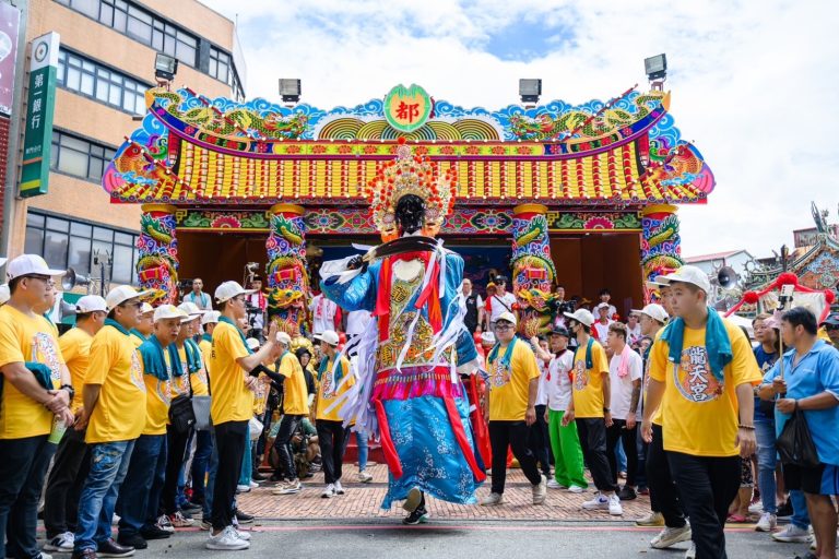 竹塹中元城隍祭遶境賑孤贊境隊伍。（圖/記者林照東翻攝）
