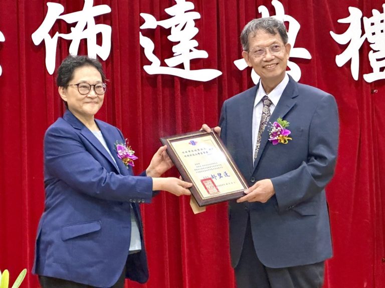 董事長郝碧蓮頒發聘任書于林啟瑞校長。（圖/林照東記者攝）