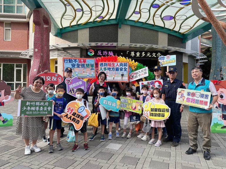 新竹縣警局開學首日宣導，強化學生法治觀念，並在竹北興隆國小推廣反毒與網安教育。（圖/記者林照東翻攝）