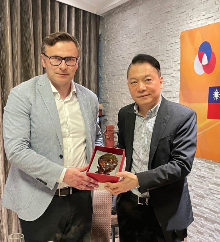 理事長趙忠傑博士（圖右）特贈〔荊山極品 – 回首麒麟〕于波蘭代表。 （台波商會提供）