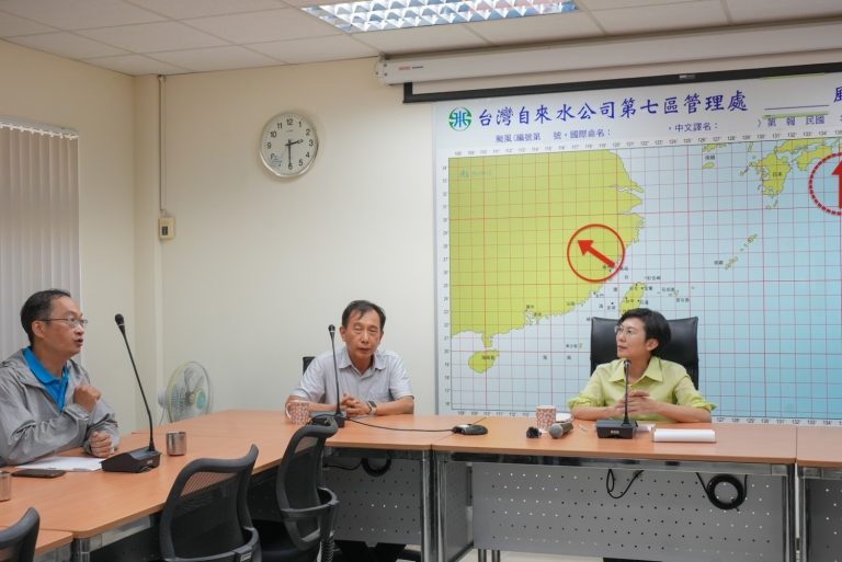 林岱樺抵台水澄清湖淨水場後，首先聽取台灣自來水公司簡報，了解本次颱風原水高濁度處置與應變措施。(圖／林岱樺國會辦公室)