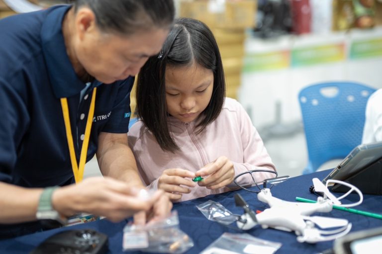 教導學童親手組裝無人機，學習如何操控無人機搭載視覺辨識進行巡航。（圖/記者黃溎芬翻攝）