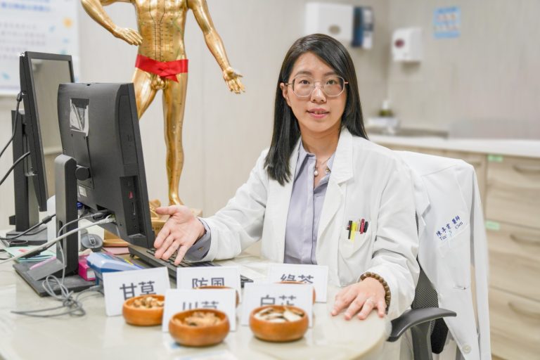 影響偏頭痛的因素包括壓力、痰濕、血瘀及勞倦氣虛等，生活習慣同樣扮演著重要角色。偏頭痛患者應保持充足的睡眠、均衡飲食。（圖/記者林照東翻攝）