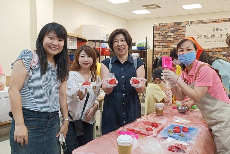 新竹縣政府輔導芎林鄉農會辦理「祖孫愛稻最高點，食農教育行更遠」活動，完成闖關活動可體驗製作客家紅粄、閩南紅龜粿。（圖/記者林照東翻攝）
