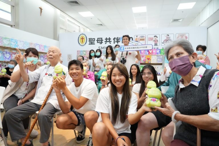 來自台灣與國際的志工們，透過藝術與長者建立深厚連結，共同創造跨國公益的感人時刻。(圖/臺北市V I S國際實驗高中提供)