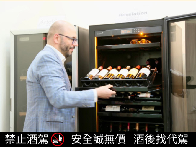 法國Eurocave集團 CEO Benoît Favier 展示Revelation系列酒櫃。(圖/業者提供)