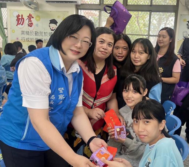 在中秋前夕，新竹縣警察局在五峰國中舉辦關懷與犯罪預防宣導活動，少年警察隊在新竹縣警友會支持下，將月餅送到全體師生，帶來祝福與溫馨佳節體驗。（圖/記者林照東翻攝）