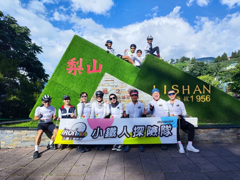挑戰完成後，小鐵人們高舉雙手慶祝，臉上寫滿了成就感與喜悅。(圖/小鐵人探險隊提供)