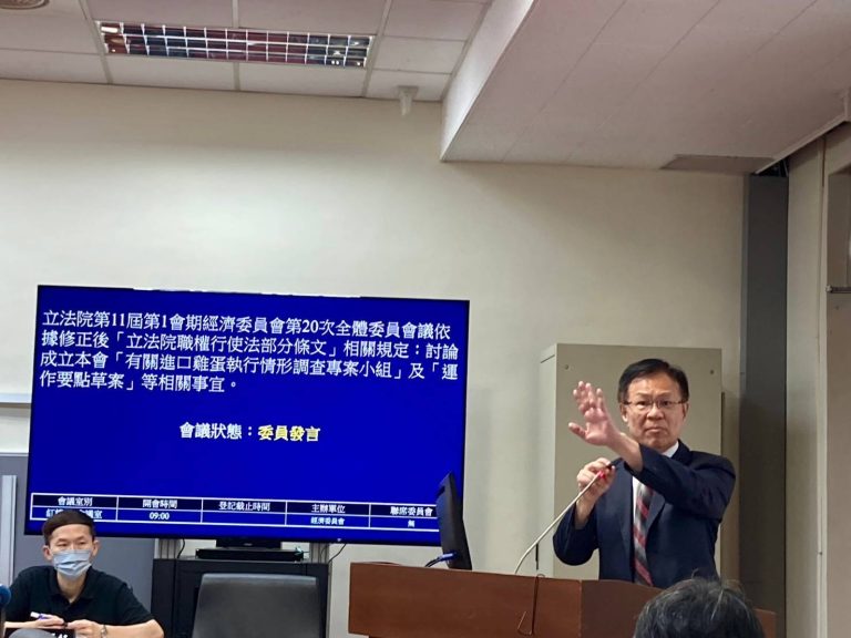 張啓楷透露，他在今早踢爆即將過期的7000多萬顆雞蛋，已經被做成液蛋，在八月時政府竟然還標售。（圖／張啓楷國會辦公室）