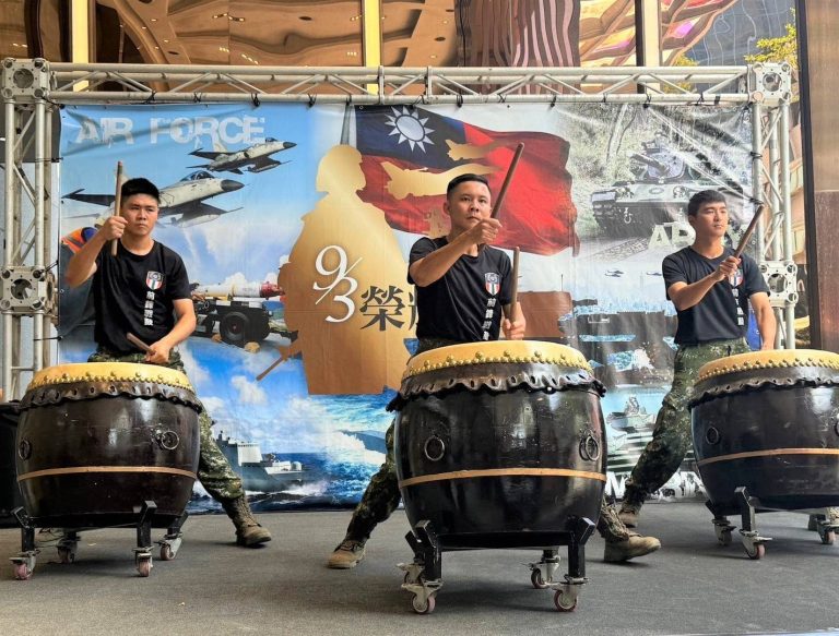 陸軍裝甲第584旅帶來精彩的戰鼓表演，為活動拉開序幕。（圖/記者黃溎芬翻攝）