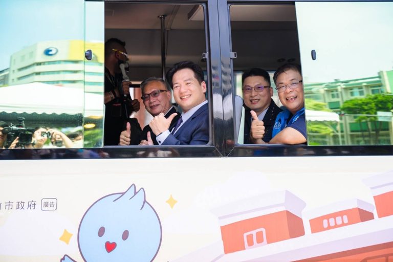 邱臣遠代理市長偕貴賓們搭乘觀光巴士,邀市民老少共探索舊城新魅力。(圖/記者黃溎芬翻攝)