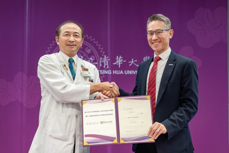 清華攜手新竹馬偕以硼中子捕獲技術治療肝癌，校長高為元（右）與新竹馬偕院長翁順隆簽署合作備忘錄。（圖/記者林照東翻攝）