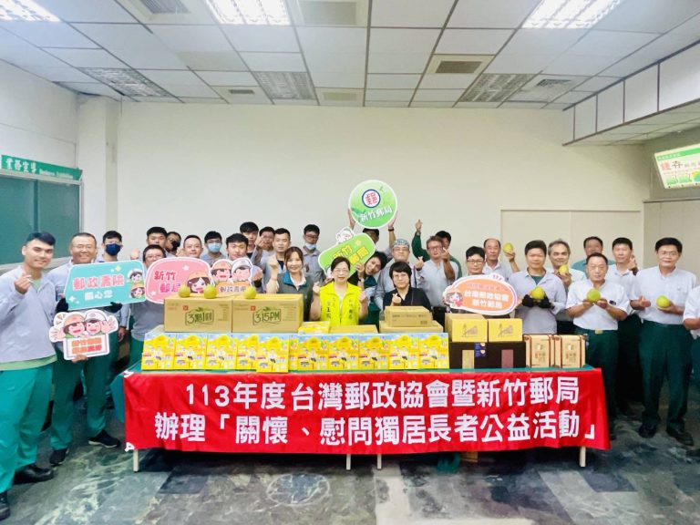 新竹郵局葉玉瑕局長率團隊，親訪郭李奶奶並致贈中秋佳禮。（圖/記者黃溎芬翻攝）