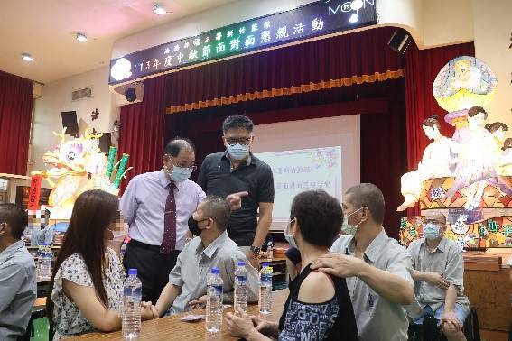 新竹監獄曾文欽典獄長，頻頻對家屬們的舟車勞頓表達慰問關懷。（圖/記者黃溎芬翻攝）