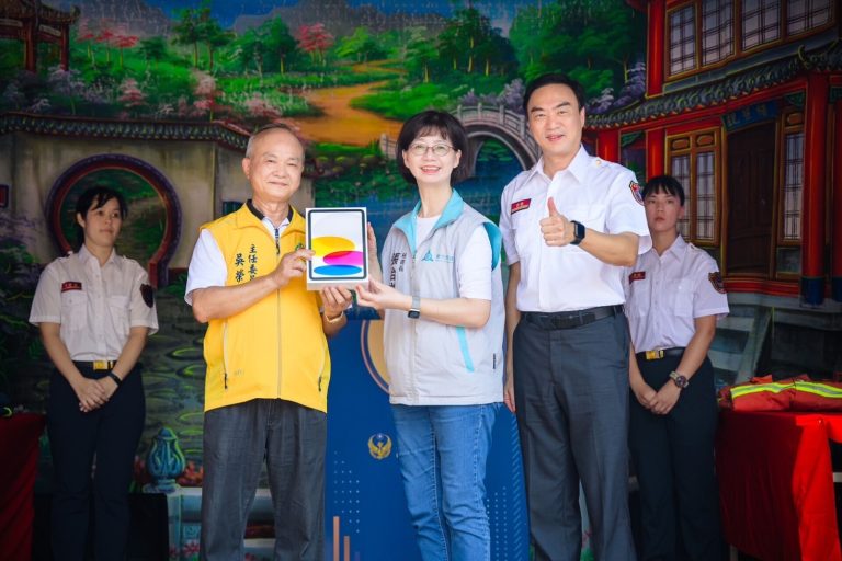 東寧宮吳榮聲主委(左一)捐贈消防救災平板，由張治祥秘書長(中)及李世恭局長(右一)代表受贈。
