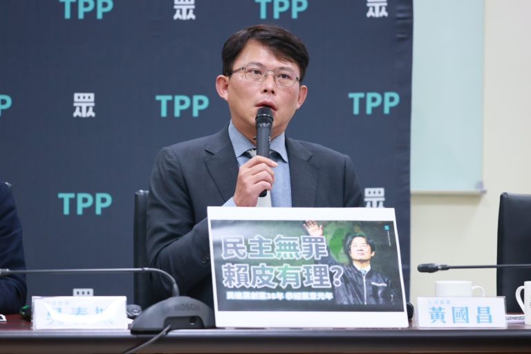 黃國昌指出,民進黨創黨38年,已經不顧民意、只顧黨意,乾脆改制「賴皮元年」。(圖/民眾黨立院黨團)