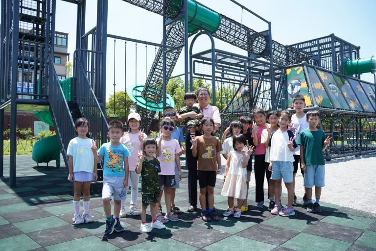 湖口公五公園打造全台首座裝甲戰車造型遊戲場，新竹縣長楊文科帶小朋友搶先體驗開箱。（圖/記者林照東翻攝）