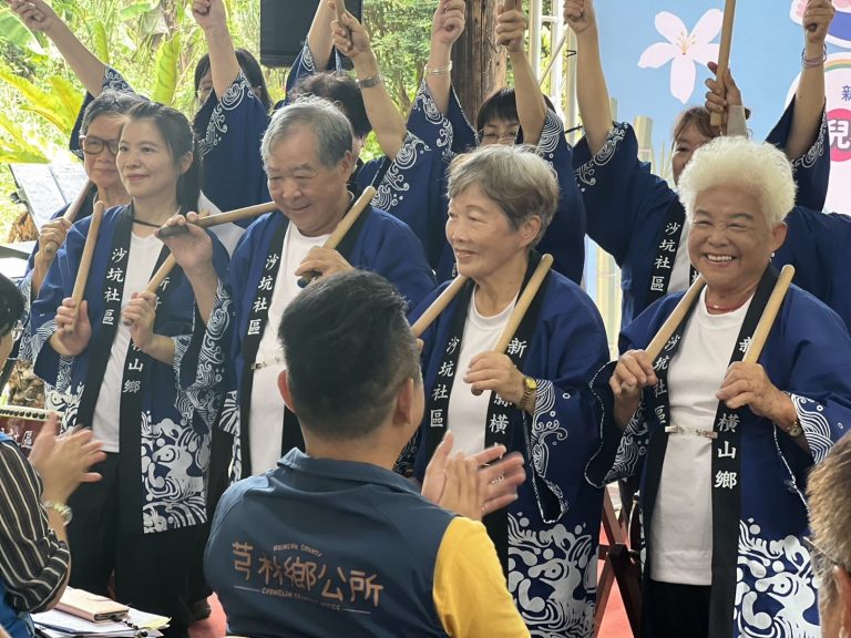 沙坑社區太鼓隊帶來開場演出，實現青銀共學。（圖/記者林照東翻攝）