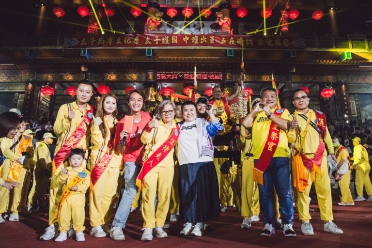 太子忠孝文化季圓滿落幕，（左起）最小爐主、總召陳昱豪、林慧慧、藝人柯大堡、師娘張雪娥、藝人林美秀、PP石墨烯董事長郭宏睿、黃政義及乘座釘椅的太子爺公合影。（圖/桃園護國宮提供）
