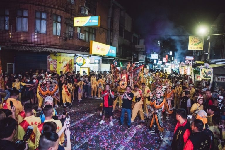 夜巡暗訪第二天進入高城社區，現場人潮蜂擁擠得水泄不通。（圖/桃園護國宮提供）