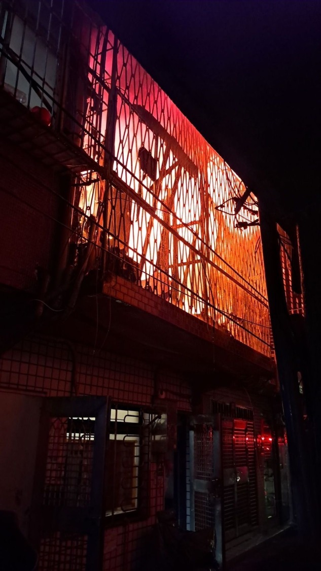 消防單位特別呼籲民眾，應定期檢查家中電線和電器設備，尤其是在多戶合租的情況下，應確保公共區域和私人房間的電氣設施安全。（記者 黃荷琇翻攝）