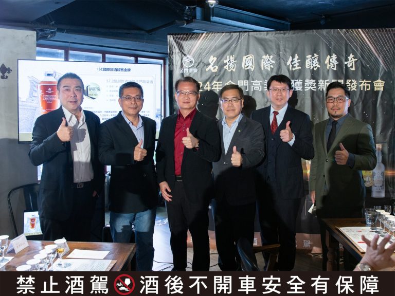 (左一起)金酒公司營業副總黃海山、黑松公司劉景森處長、金酒公司董事長吳昆璋、味丹公司副總林忠勝、金酒公司首席品酒師呂宜儒、主持人酒訊社長李奧。(圖/金門酒廠提供)