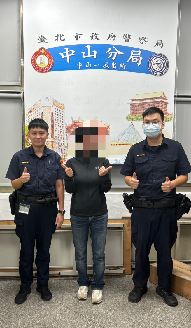 何女感謝中山分局中山一所眾警積極尋回遺失物,(圖左)黃莉文(圖右)傅鼎鈞警員。(記者徐煜勝翻攝)