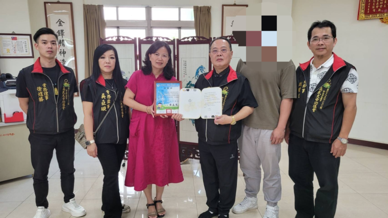 新北市真武大帝功德會理事長駱政源(右三)帶領幹部前往學校將此次募款全數款項轉交。(記者徐煜勝翻攝)