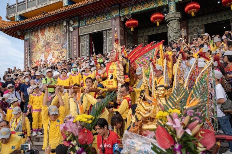 為期五天的桃園護國宮夜境繞巡昨天盛大開始，圖中為太子爺公坐釘椅起駕。（圖/桃園護國宮提供）