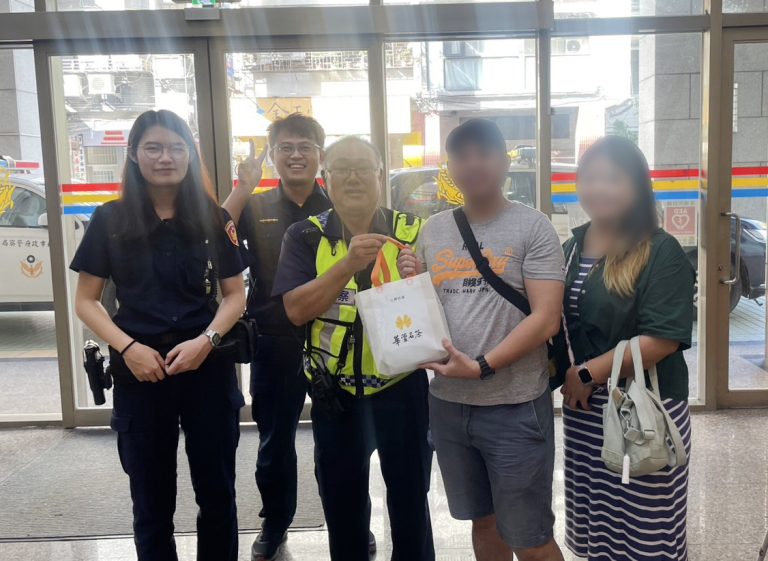 瑞芳警助馬及遊客尋回遺失物(記者徐煜勝翻攝)