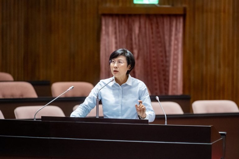 民進黨立法委員林岱樺總質詢時呼籲行政院正視泰緬孤軍後裔身份問題。(圖/林岱樺國會辦公室)