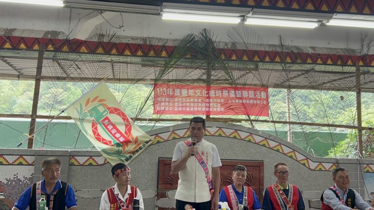 基隆市七堵區「113年度豐年文化歲時祭暨聯誼活動」今上午登場，黃仁無畏風雨，一早就抵達現場。(記者包克明 攝)