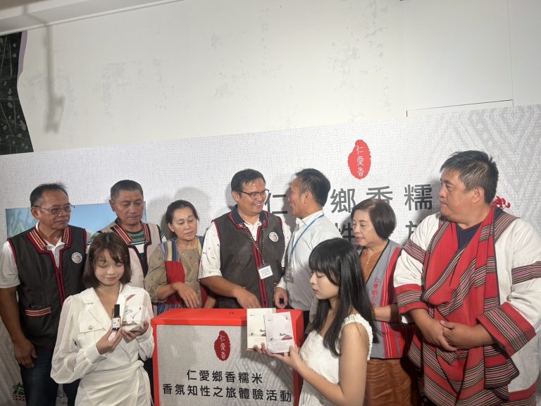 仁愛鄉長江子信表示，現場由部落族人示範的伊谷娜香糯米香氛體驗，是以伊谷娜香糯米生態及部落生活文化為知性旅行為核心。(圖／黃仁國會辦公室)