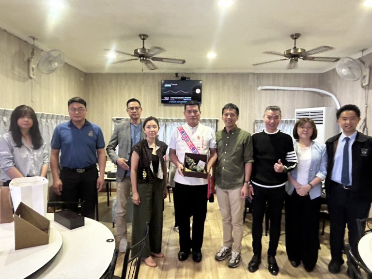 黃仁和Yaowalux Wongprapara一行大合影。(圖／黃仁國會辦公室)